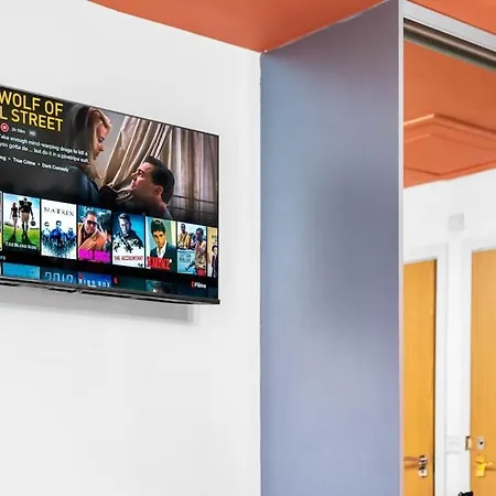 1 Night Stays - Stylish 4 Bed House W/garden ✘ Sleeps 9 - Salford ☆ Free Parking → Smart Tvs In Every Bedroom ☆ Free Netflix ✪ 6 Min To Centre, Close To Trafford Centre, Etihad Stadium, Arena, Clubs & More! * Manchester