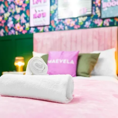 1 Night Stays - Stylish 4 Bed House W/garden ✘ Sleeps 9 - Salford ☆ Free Parking → Smart Tvs In Every Bedroom ☆ Free Netflix ✪ 6 Min To Centre, Close To Trafford Centre, Etihad Stadium, Arena, Clubs & More! Ferienhaus