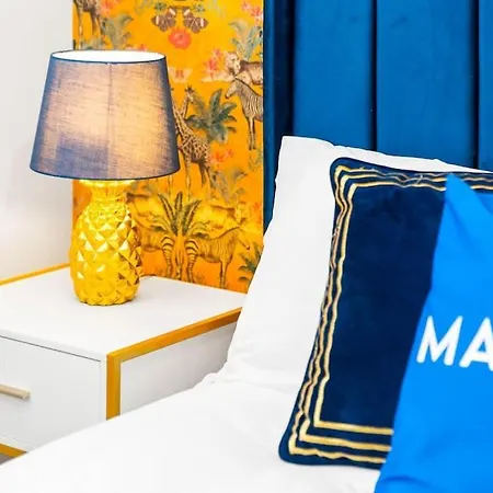 1 Night Stays - Stylish 4 Bed House W/garden ✘ Sleeps 9 - Salford ☆ Free Parking → Smart Tvs In Every Bedroom ☆ Free Netflix ✪ 6 Min To Centre, Close To Trafford Centre, Etihad Stadium, Arena, Clubs & More!