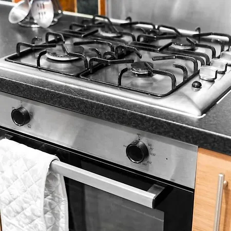 Ferienhaus 1 Night Stays - Stylish 4 Bed House W/garden ✘ Sleeps 9 - Salford ☆ Free Parking → Smart Tvs In Every Bedroom ☆ Free Netflix ✪ 6 Min To Centre, Close To Trafford Centre, Etihad Stadium, Arena, Clubs & More! Manchester