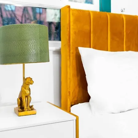 Ferienhaus 1 Night Stays - Stylish 4 Bed House W/garden ✘ Sleeps 9 - Salford ☆ Free Parking → Smart Tvs In Every Bedroom ☆ Free Netflix ✪ 6 Min To Centre, Close To Trafford Centre, Etihad Stadium, Arena, Clubs & More!