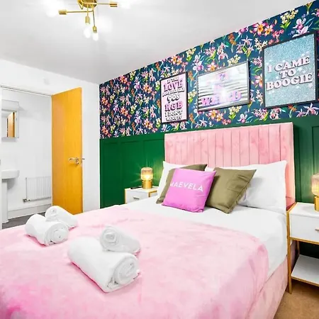 Ferienhaus 1 Night Stays - Stylish 4 Bed House W/garden ✘ Sleeps 9 - Salford ☆ Free Parking → Smart Tvs In Every Bedroom ☆ Free Netflix ✪ 6 Min To Centre, Close To Trafford Centre, Etihad Stadium, Arena, Clubs & More!