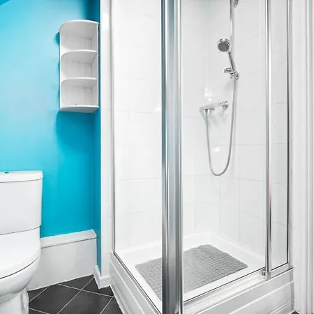 1 Night Stays - Stylish 4 Bed House W/garden ✘ Sleeps 9 - Salford ☆ Free Parking → Smart Tvs In Every Bedroom ☆ Free Netflix ✪ 6 Min To Centre, Close To Trafford Centre, Etihad Stadium, Arena, Clubs & More! Ferienhaus Manchester