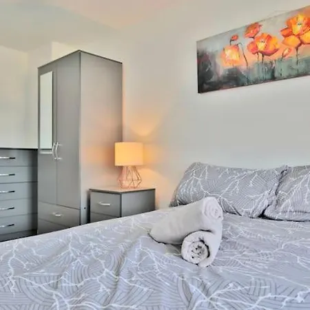 Apartment View - Free Parking - Sleeps 6 - Near Centre - By Nmb *
