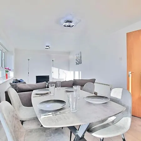 View - Free Parking - Sleeps 6 - Near Centre - By Nmb Apartment *