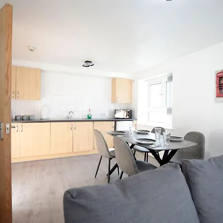 View - Free Parking - Sleeps 6 - Near Centre - By Nmb
