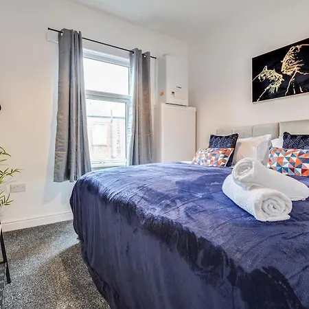 Stylish & Vibrant 2 Bedroom Retreat