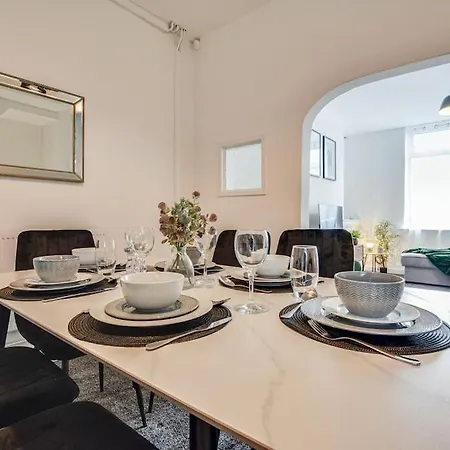 Stylish & Vibrant 2 Bedroom Retreat *