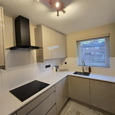 New 2 Bedroom In - Stretford - Old Trafford Close To Football-cricket Ground & Centre