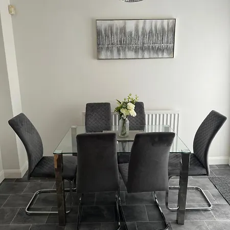 Sleeps5-netflix-parking-near Centre-etihad-coop Live Holiday home