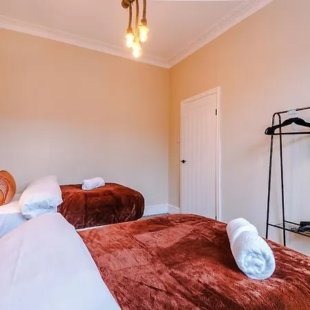 Salford Sanctuary 5 Bed House *