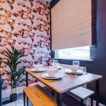 Nyaraló Salford Sanctuary 5 Bed House *
