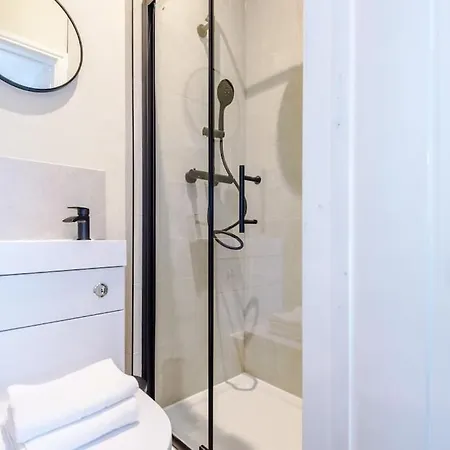 Salford Sanctuary 5 Bed House Nyaraló