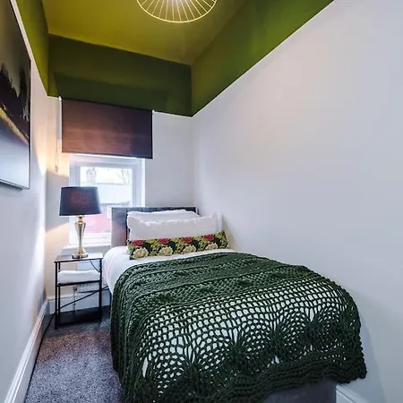 Salford Sanctuary 5 Bed House Nyaraló *