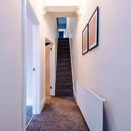 Salford Sanctuary 5 Bed House Nyaraló *
