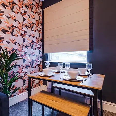 Salford Sanctuary 5 Bed House Nyaraló *
