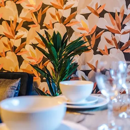 Nyaraló Salford Sanctuary 5 Bed House *