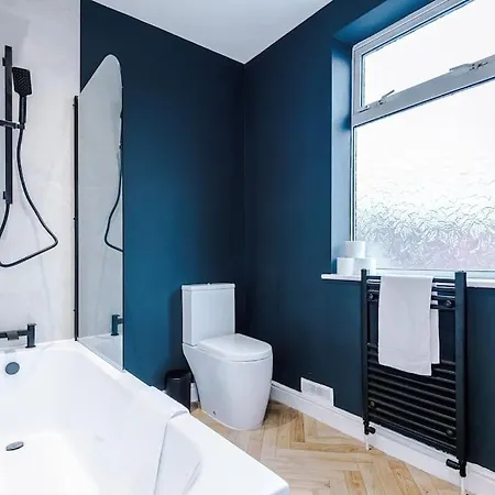 Salford Sanctuary 5 Bed House *