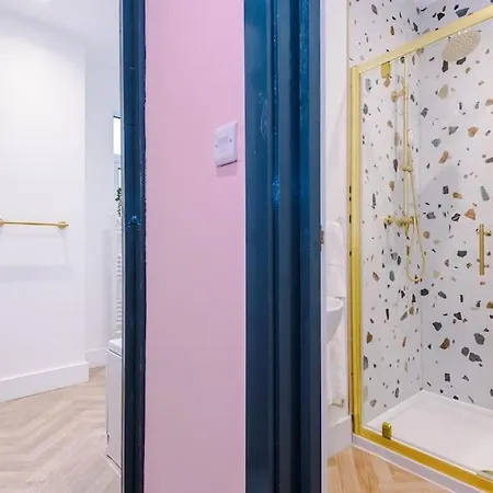 5 Bed Salford Sanctuary Retreat 別荘 *