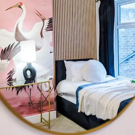 5 Bed Salford Sanctuary Retreat マンチェスター