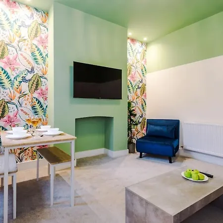 5 Bed Salford Sanctuary Retreat *