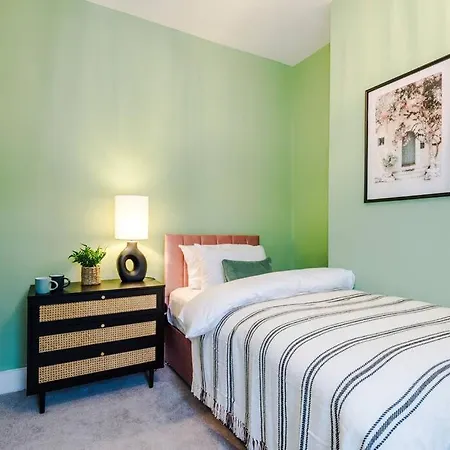 5 Bed Salford Sanctuary Retreat 別荘 *