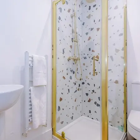 5 Bed Salford Sanctuary Retreat 別荘