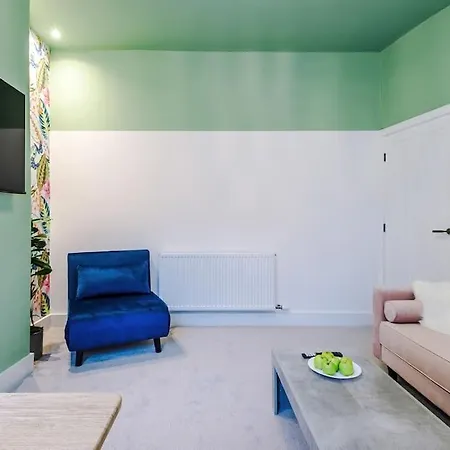 5 Bed Salford Sanctuary Retreat *