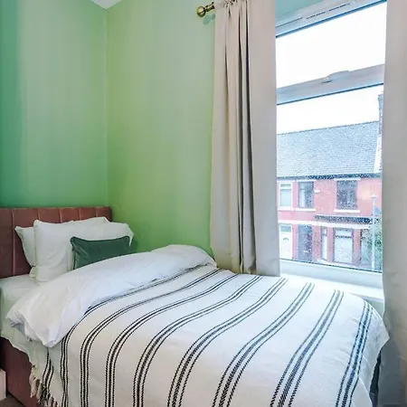 5 Bed Salford Sanctuary Retreat *