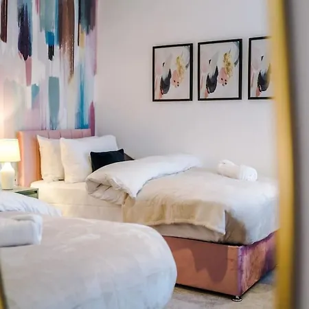 5 Bed Salford Sanctuary Retreat 別荘 *