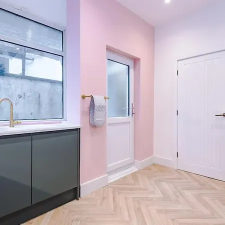 5 Bed Salford Sanctuary Retreat *