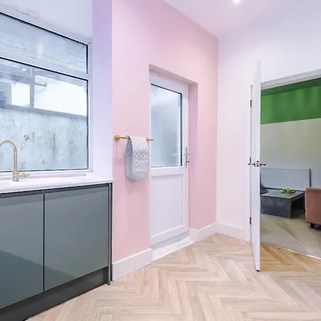 5 Bed Salford Sanctuary Retreat 別荘 *