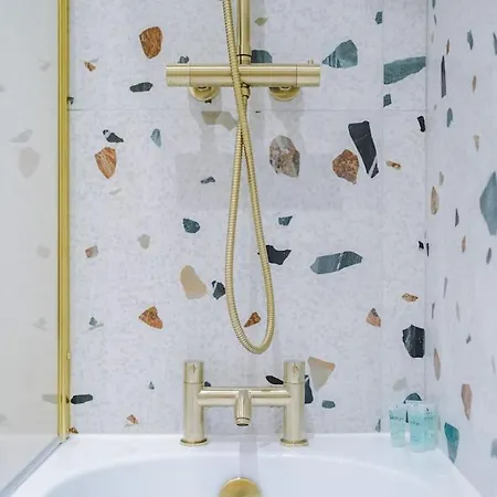 5 Bed Salford Sanctuary Retreat *