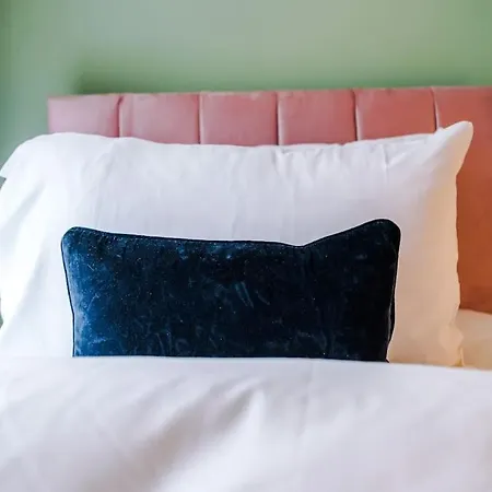 5 Bed Salford Sanctuary Retreat マンチェスター