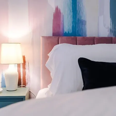 5 Bed Salford Sanctuary Retreat マンチェスター