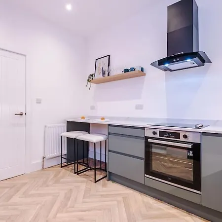 5 Bed Salford Sanctuary Retreat 別荘 *