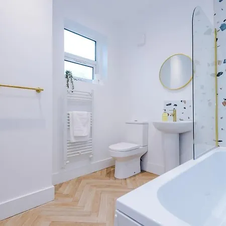 5 Bed Salford Sanctuary Retreat * マンチェスター