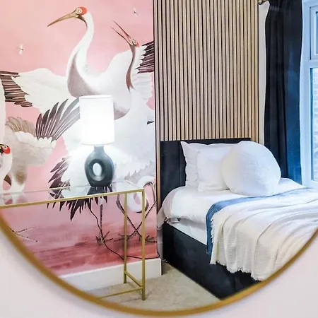 5 Bed Salford Sanctuary Retreat 別荘 *