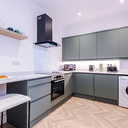 5 Bed Salford Sanctuary Retreat * マンチェスター