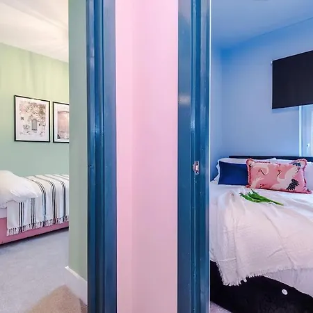 5 Bed Salford Sanctuary Retreat *