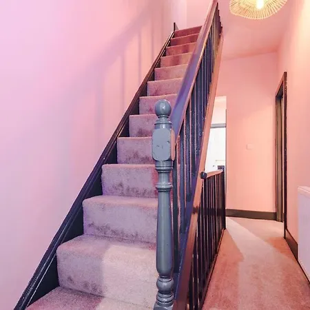 5 Bed Salford Sanctuary Retreat *