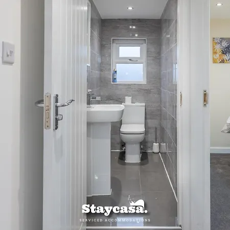 Urban Comfort 4-bed House - Free Wi-fi & Parking *