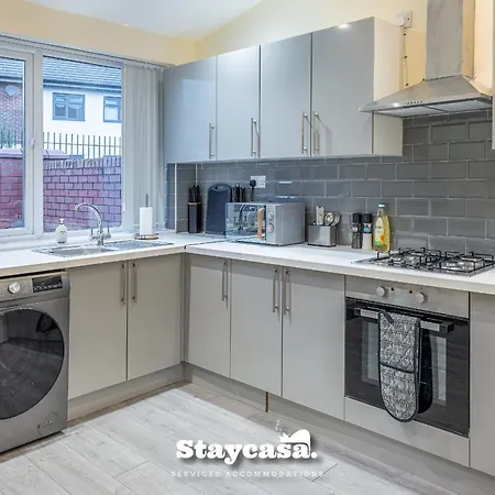 Urban Comfort 4-bed House - Free Wi-fi & Parking בית נופש *