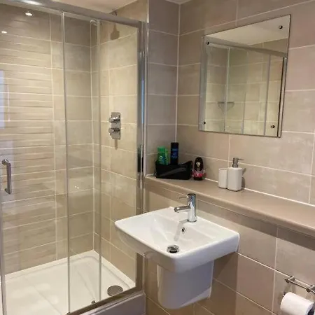 Stunning 2bd / Canal Views & Proximity To Man Utd Apartman