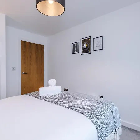 Mcr Luxury 2 Bedroom Great Location Apartment