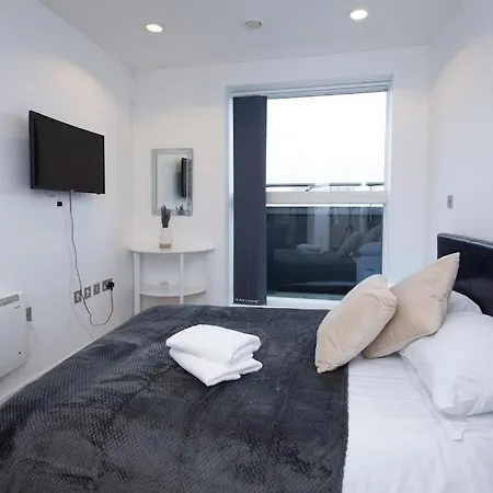 Stunning Media 2bed, Balcony With Amazing Views, Free Wi-fi, Great Transport Links, Long Term Disc アパート