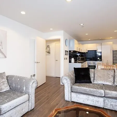 Stunning Media 2bed, Balcony With Amazing Views, Free Wi-fi, Great Transport Links, Long Term Disc