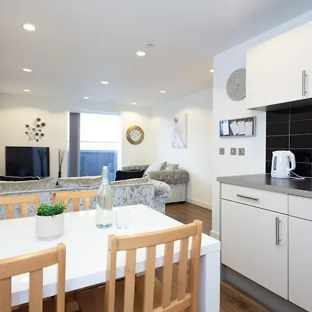 Stunning Media 2bed, Balcony With Amazing Views, Free Wi-fi, Great Transport Links, Long Term Disc * マンチェスター