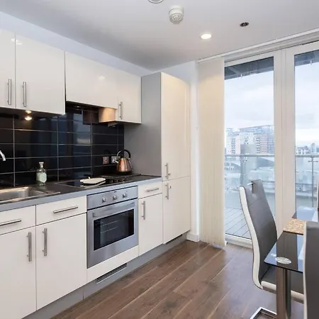 Media Apartment, Sleeps 6, Balcony With Amazing Views, Free Wi-fi, Great Transport Links * マンチェスター