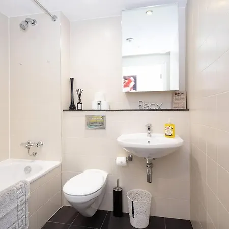 Media Apartment, Sleeps 6, Balcony With Amazing Views, Free Wi-fi, Great Transport Links * マンチェスター